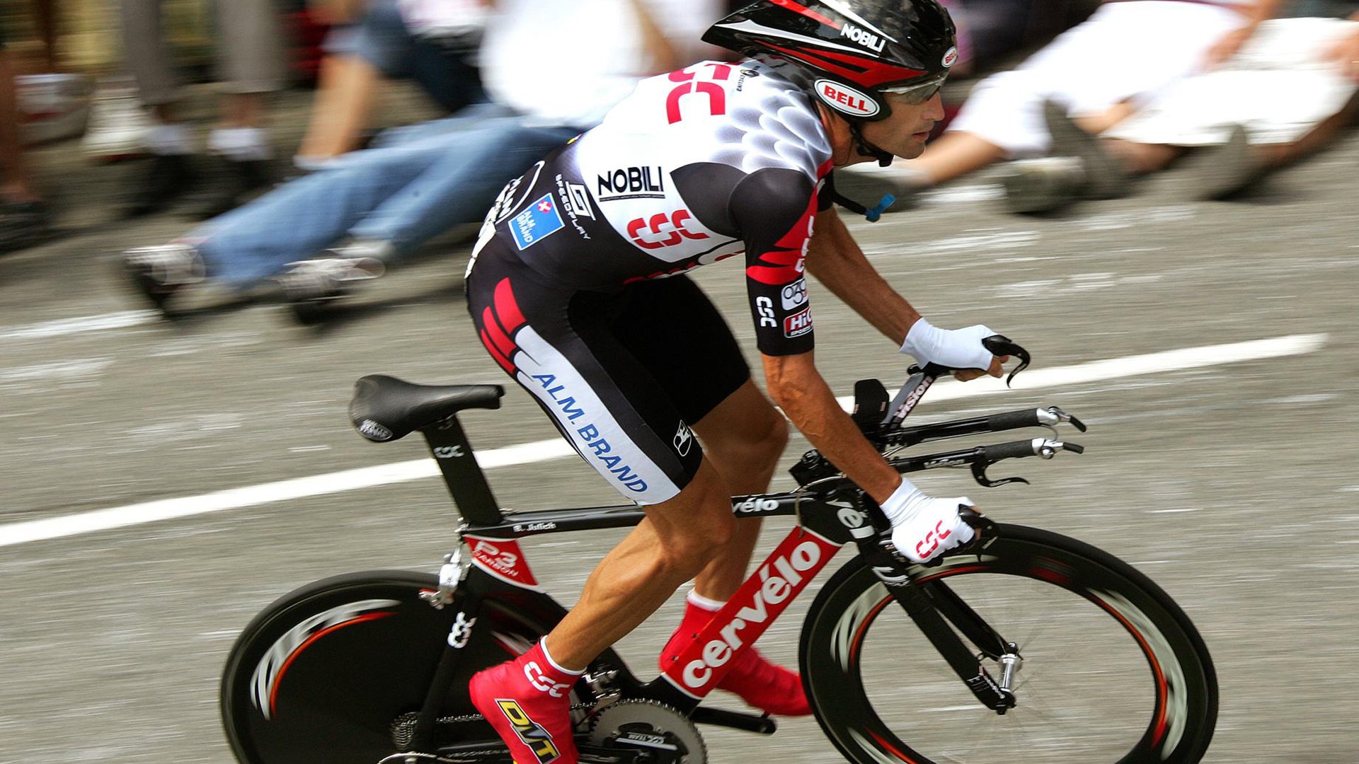 拜仁门将诺伊尔再现世界级扑救,诺伊尔在拜仁的地位